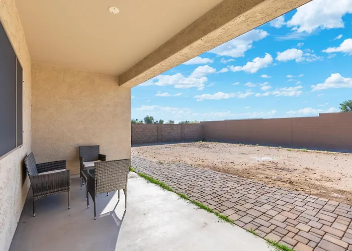 Spacious 4br Retreat Sleeps 8 Near Spring Training *