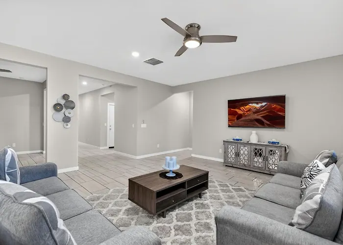 Spacious 4br Retreat Sleeps 8 Near Spring Training *