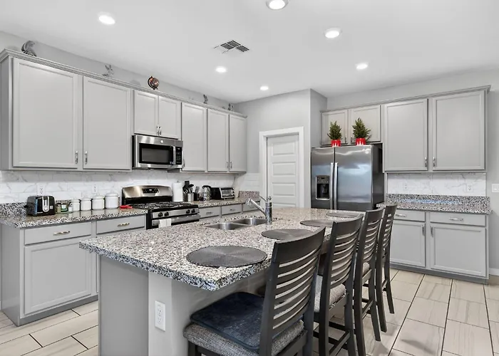 Spacious 4br Retreat Sleeps 8 Near Spring Training *