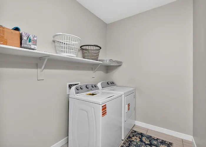 Spacious 4br Retreat Sleeps 8 Near Spring Training